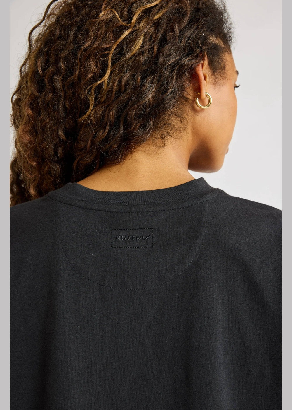 ALLFENIX Oversized Cropped Tee – Black – neckline detail