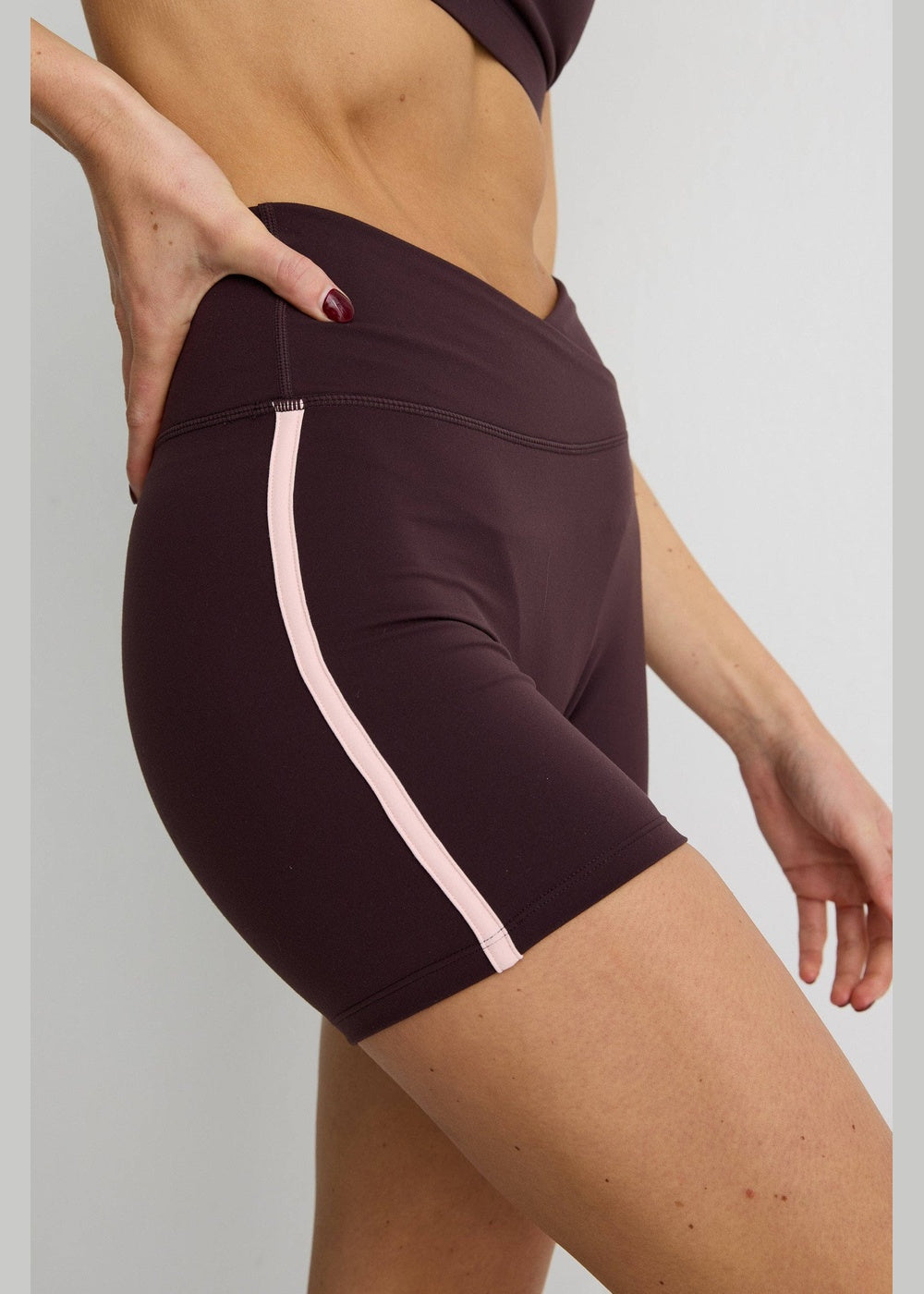 ALLFENIX CloudCore™ Contrast 5" V-Waist Bike Short – Double Espresso/Rose Quartz – waist and side-panel detail