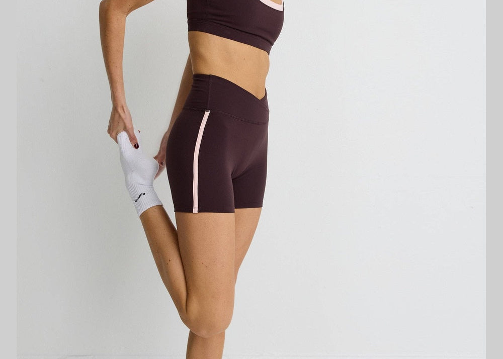 ALLFENIX CloudCore™ Contrast 5" V-Waist Bike Short – Double Espresso/Rose Quartz – front view