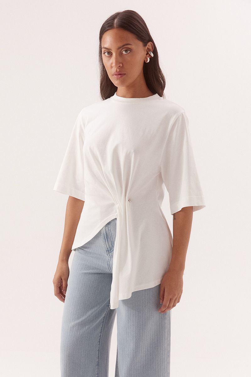 SOVERE / STUDIO SOHVI Tee – Chalk – product view 1